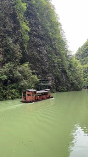 Tour boat carries passengers through scenic Zhangjiajie river canyon