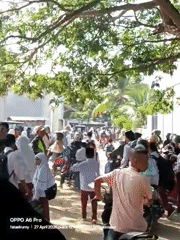 School dismissal draws crowds in Lhokseumawe, Indonesia