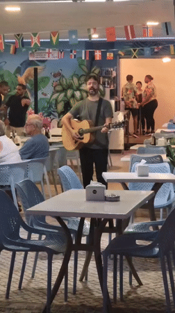 Live acoustic set at a Quarteira venue on a full moon night