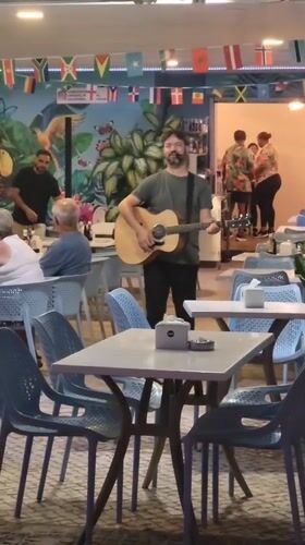 Live acoustic set at a Quarteira venue on a full moon night
