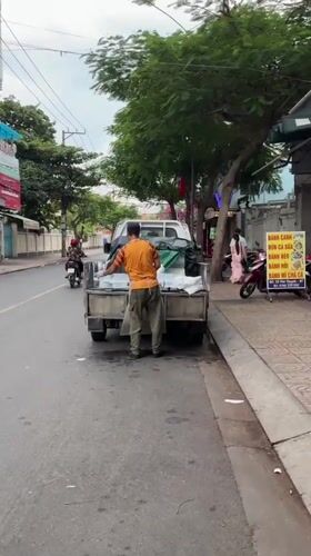 Morning street scenes along a busy Nha Trang block