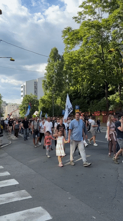 Peaceful march with flags proceeds toward Belgrade Parliament Building