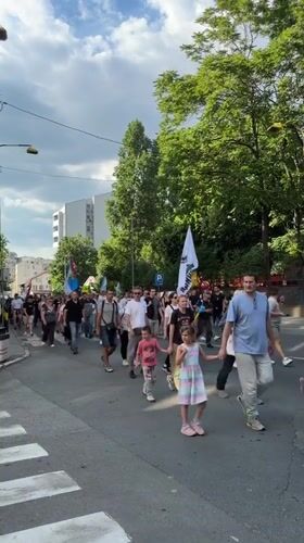 Peaceful march with flags proceeds toward Belgrade Parliament Building