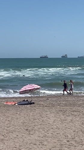 Sunny beach day captured by witnesses in Arica, Chile