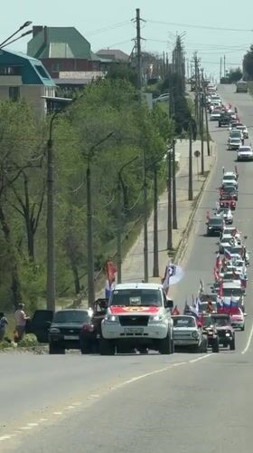 Flag-bearing vehicle convoy observed in Kamyshin, Russia