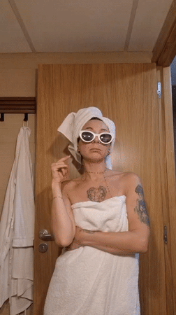 Casual evening clips with towel look and warm string lights