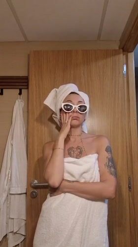 Casual evening clips with towel look and warm string lights
