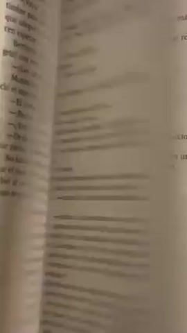 The video shows a book being flipped through. The pages are filled with printed text in what appears to be Spanish. The chapter title "Capitulo 35 La mazzolatala" is briefly visible. The book appears to be paperback. The lighting is somewhat dim.