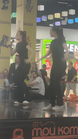 Mall entertainment features stage performance and tug-of-war in Astrakhan