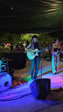 Night market with live music draws crowds in Búzios