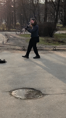 Street musician plays flute in Sankt-Peterburg park