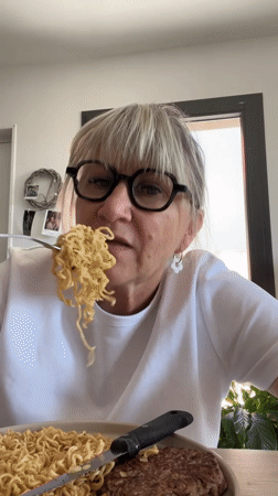 Lunch time in Chambœuf with noodles and apple