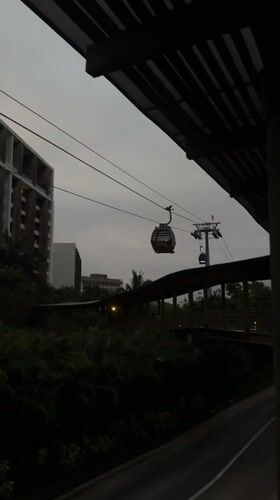 Cable car operates under overcast skies in Las Jarretaderas
