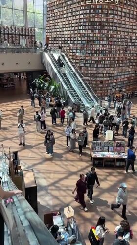 Late-night documentation of Seoul's Starfield Library and surroundings