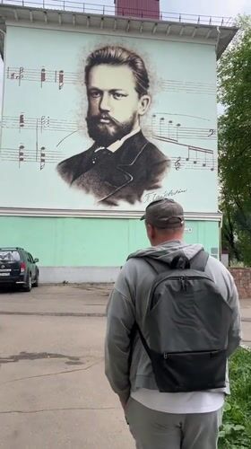 Casual afternoon moments documented across Klin, Russia