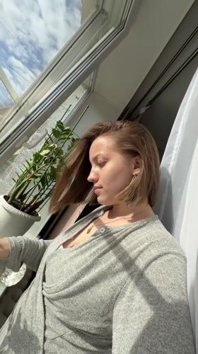 Woman captures casual selfie session in Reshetnikovo apartment