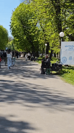Families enjoy sunny spring morning in Vinnytsia Central Park