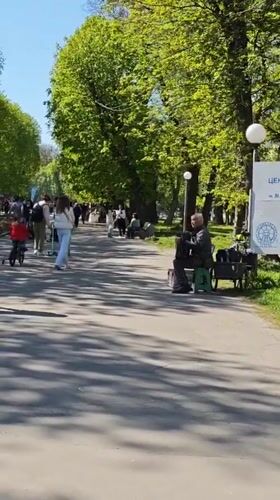 Families enjoy sunny spring morning in Vinnytsia Central Park