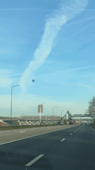 Blue hot air balloon spotted over Veghel highway