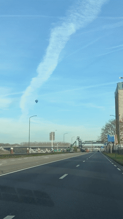 Blue hot air balloon spotted over Veghel highway