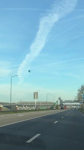 Blue hot air balloon spotted over Veghel highway