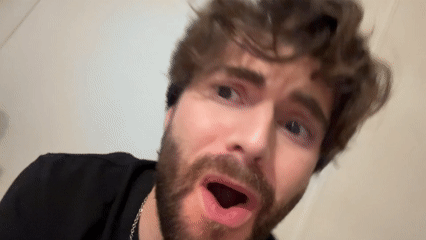 Montreal resident reacts with shock to takeout pizza delivery