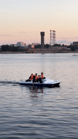 Evening leisure activities documented at Izhevsk Pond waterfront