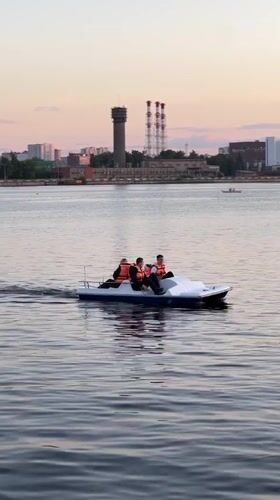 Evening leisure activities documented at Izhevsk Pond waterfront