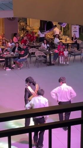 Michael Jackson tribute show entertains diners in Alanya Turkey