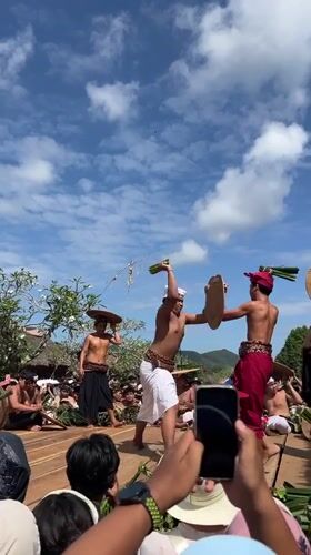 Traditional Balinese Cultural Performance Draws Crowds in Manggis