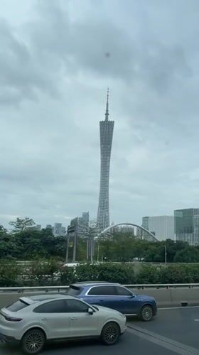 Commuter captures Guangzhou skyline views from moving vehicle