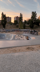 Evening skateboarding session draws crowds at Madrid skatepark during sunset