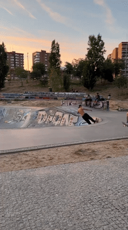Evening skateboarding session draws crowds at Madrid skatepark during sunset