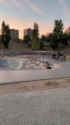 Evening skateboarding session draws crowds at Madrid skatepark during sunset