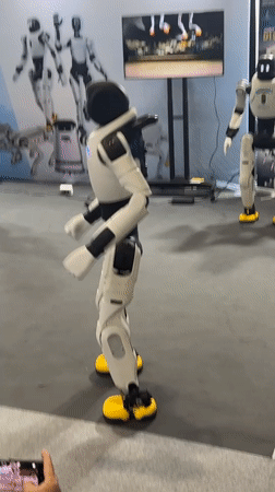 Humanoid robots dance and perform at Pak Kret tech exhibition