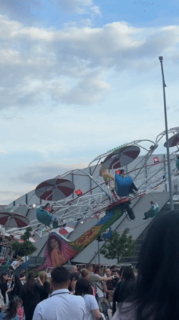 Spring festival draws crowds to Shumen plaza with rides