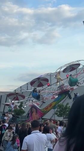 Spring festival draws crowds to Shumen plaza with rides
