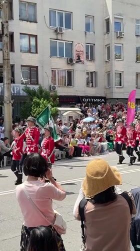 Traditional festival parade draws crowds to Kazanlak streets