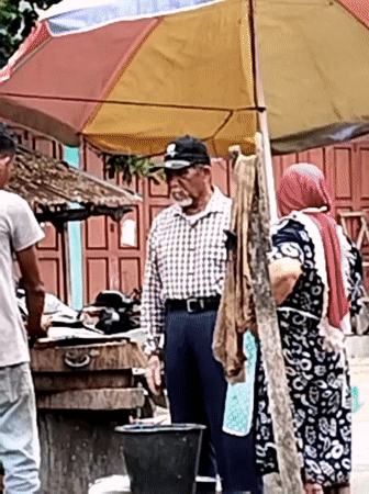 Early morning fish preparation at Lhokseumawe market stall