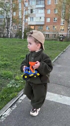 Family playground afternoon in Klin Russia documented across 85 minutes