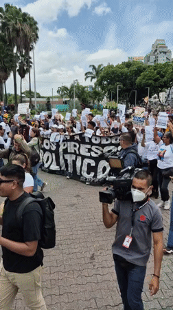 Protesters march in Caracas demanding release of political prisoners