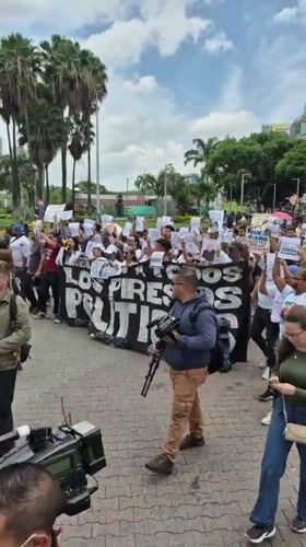 Protesters march in Caracas demanding release of political prisoners