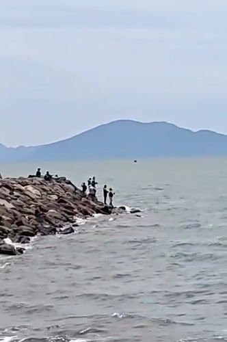 Morning fishing activity on Banda Aceh breakwater amid choppy seas