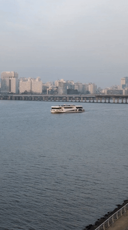Han River documented by witnesses in Seoul morning scene