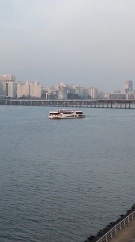 Han River documented by witnesses in Seoul morning scene