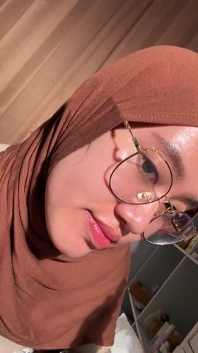 Woman documents selfie session across Indonesian locations