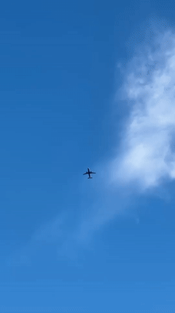 Commercial jets tracked from below over southeast London