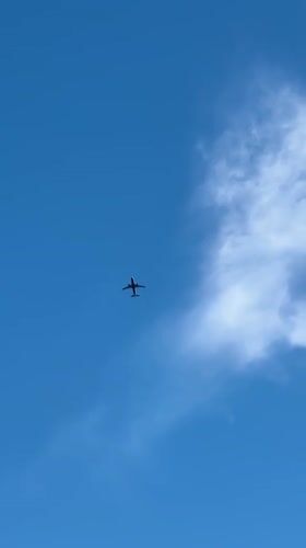 Commercial jets tracked from below over southeast London