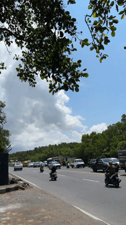 Malaysia Airlines plane makes low landing approach over Kuta road