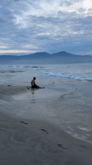 Evening beach activities captured in Đà Nẵng, Vietnam